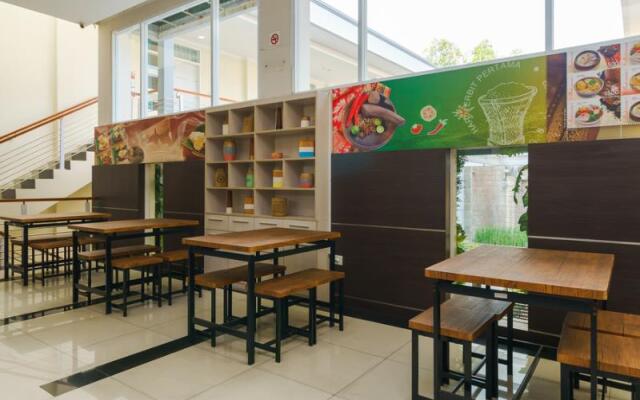 RedDoorz Plus @ Point Phila Cihampelas