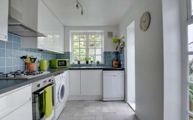 Light and Spacious Cottage, Located in the Pleasant Centre of Brighton