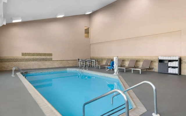 Country Inn & Suites by Radisson, Coon Rapids, MN