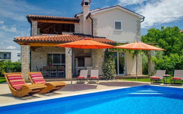 Villa in Novigrad With Pool Near Beach