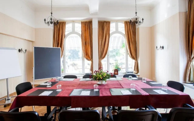 Carlton-Europe Vintage Adults Hotel