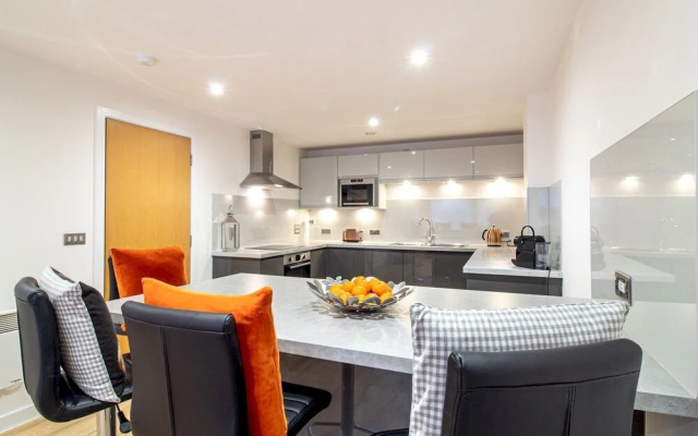 Stylish + Modern 2BR Riverside Apt, Free Parking