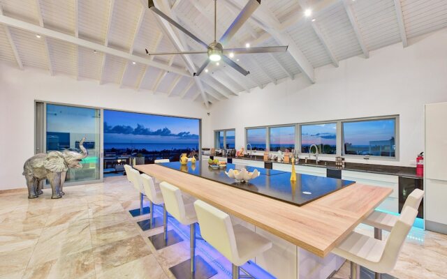 Swanky Caribbean Estate, Ocean Views, Heated Pool, AC, Free Wifi, Ping Pong, Pool Table