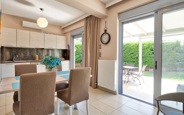 Elegant Maisonette Garden near Beach