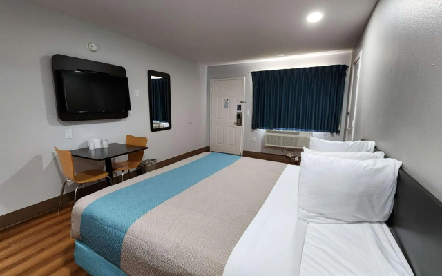 Motel 6 Webster, TX - Houston - Nasa Lake