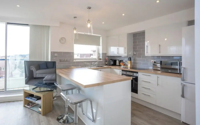 Stunning 2 bed Seaside Apartment With Sea Views