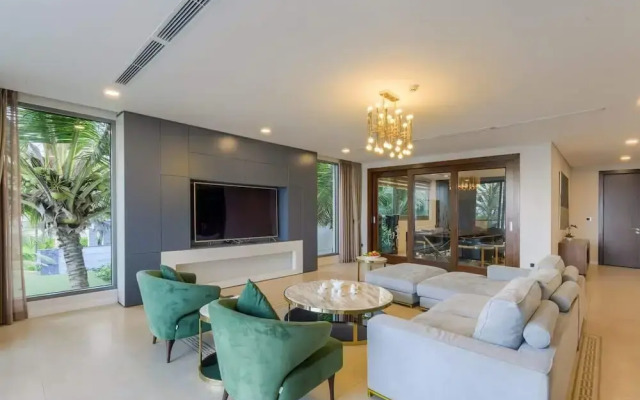 Luxe 6BR Beachfront Villa: Group Getaway Haven