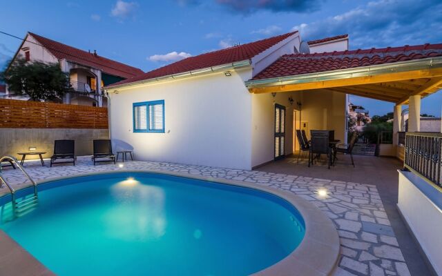 Charming Villa in Jasenice With Pool