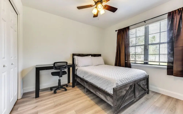Modern Jacksonville Home - Close to River!