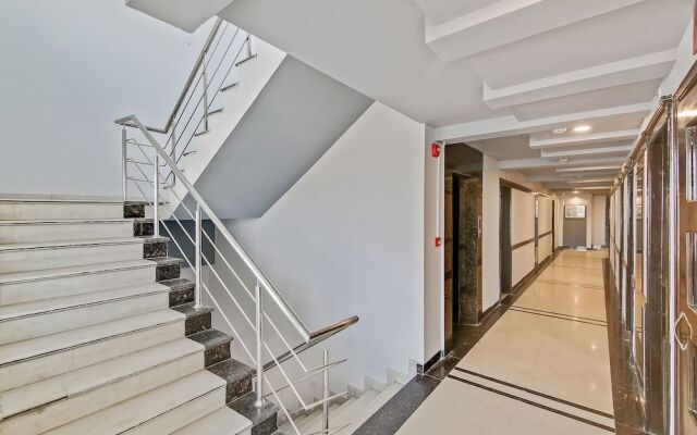 Collection O 40421 Hotel Queens Tower