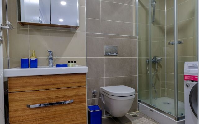 Gorgeous Central 2BR Condo w City Views