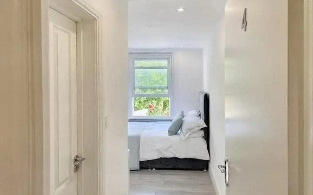 Modern Room in Centrally Located- Room 4