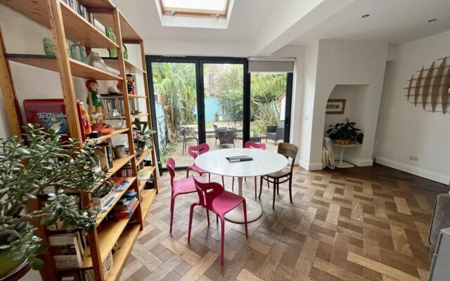 Colourful 3BD Home With Garden in Southville