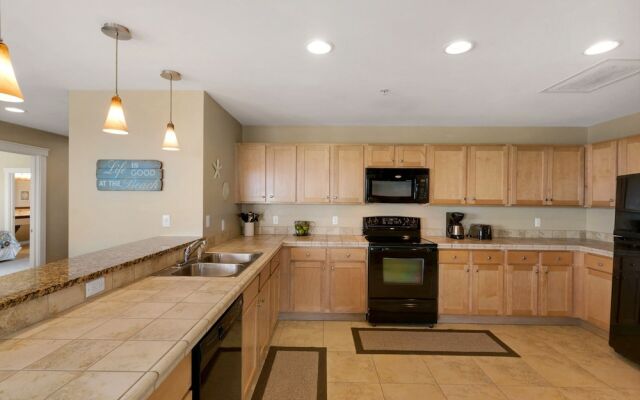 Across From The Beach! Near Pier Park & Dining! Sleeps 6! 2 BR / 2 BA!