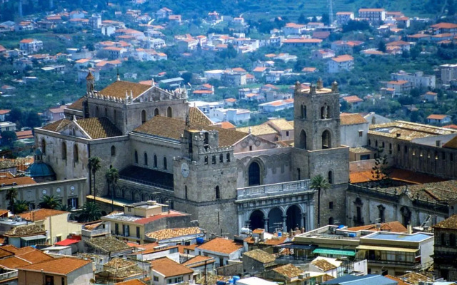 Travellers Photo Home