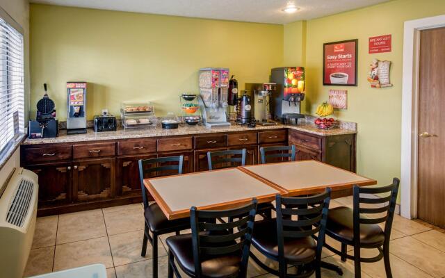Econo Lodge East