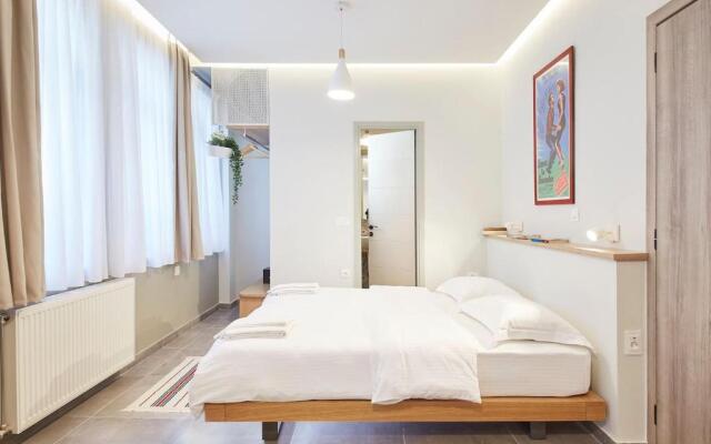 Enjoy Athens from a funky studio near Acropolis!