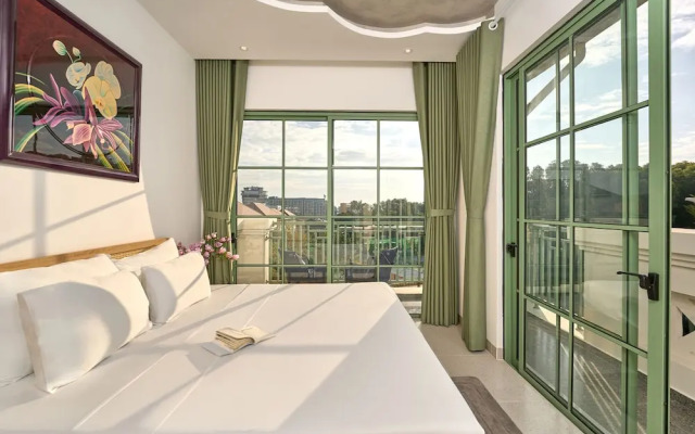 Luxury 4 bedroom Solar Villa