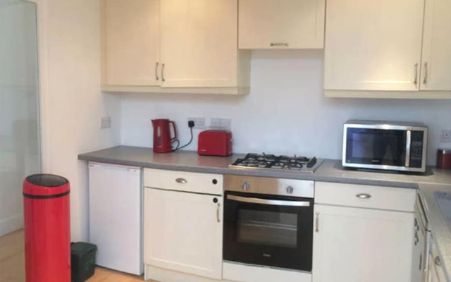 Great 2 BED in Northfields With Private Garden