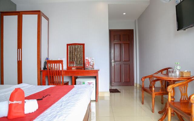 RedDoorz Plus near Hoang Van Thu Park