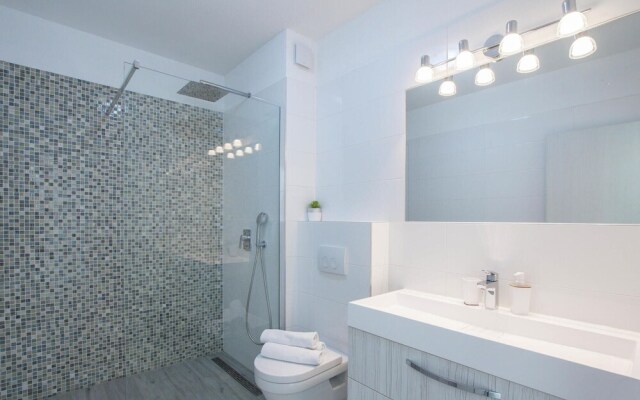 Nice Home in Kucine with WiFi, 4 Bedrooms & Hot Tub