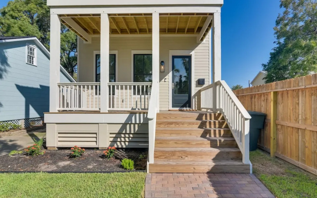 Upscale Home w/ 2 Balconies in Galveston!