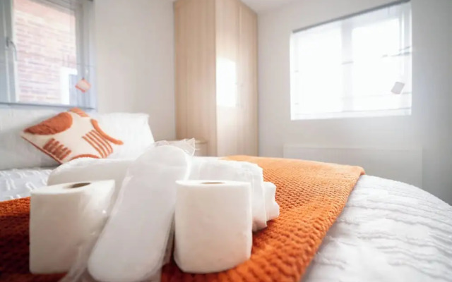 D'luxe 5 Beds Home in Isleworth London