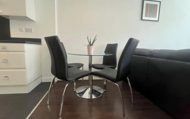 Central 2-bed Apt - Sleeps 4 - Parking & Wifi