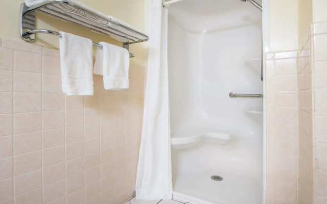 Super 8 by Wyndham Tulsa/Arpt/St Fairgrounds