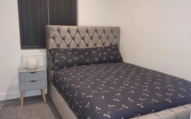 Charming 4-bed House in Enfield North London