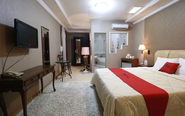 RedDoorz Plus @ Jalan Dharmawangsa