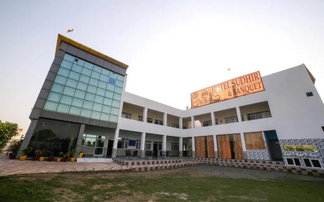 Sudhir Hotel And Banquet by OYO Rooms