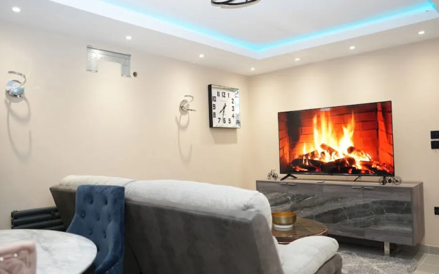 Charming London House - Sleeps 4 & Outdoor Space