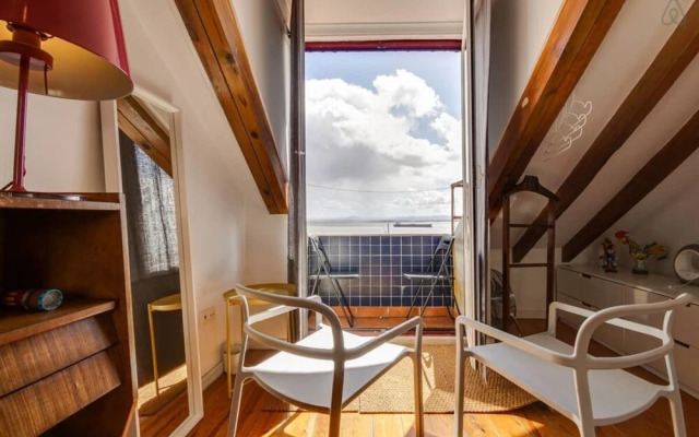 Charming, Light-filled Loft Apartment in Alfama