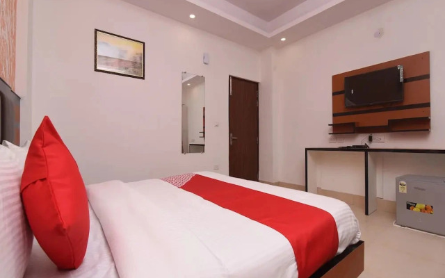 OYO 13310 Noida Suites