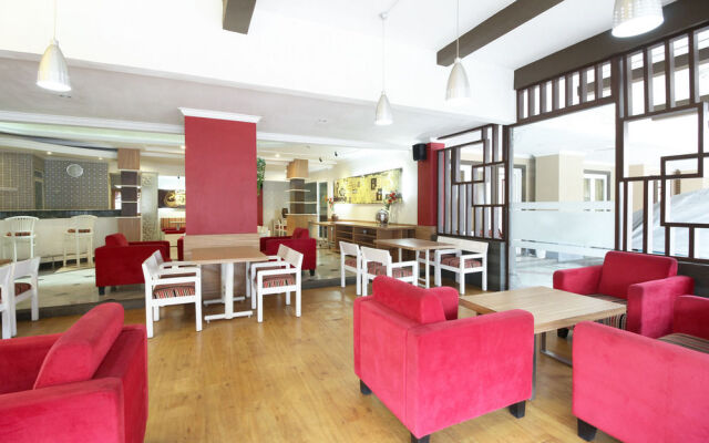RedDoorz near Setrasari Mall 2
