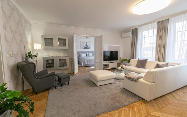 Panoramic Apt. near Chain Bridge