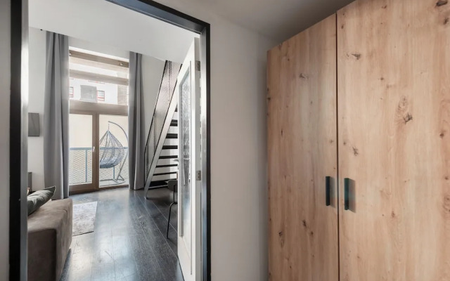 Modern Loft with Balcony Close to Center