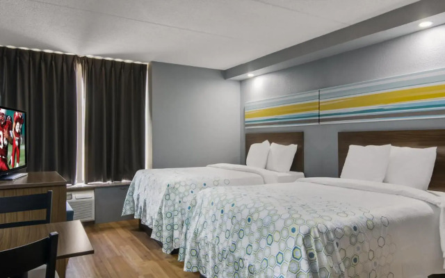 HomeTowne Studios by Red Roof & Conference Center Chicago – N Aurora/ Naperville