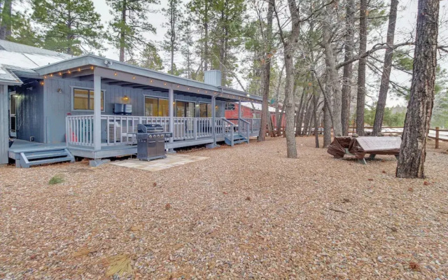 Near Hiking & Golfing: Pinetop Home w/ Deck!