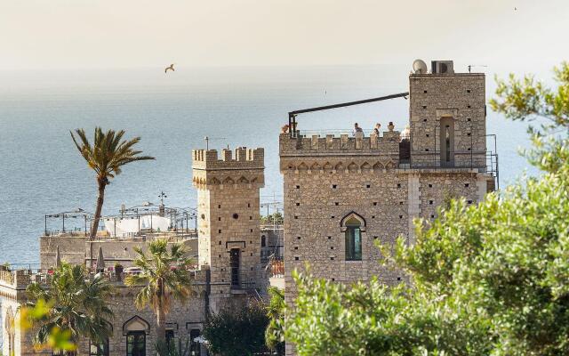 A stunning terrace with jacuzzi by the sea, and close to the center and beach