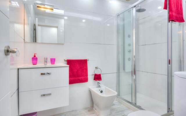 Tidy Little Apartment, Air Conditioning and Pool