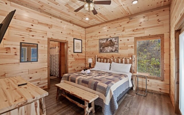 Smokey Treats 5 Bedroom Cabin by RedAwning