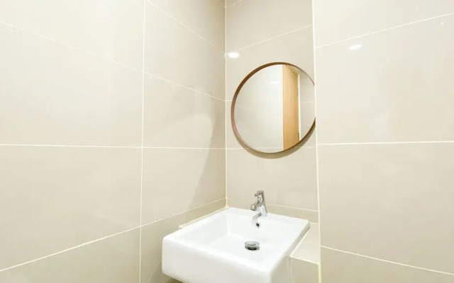 Comfortable And Modern Studio Apartment At B Residence