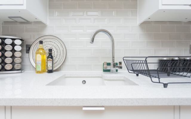 Chic & Newly Refurbished Townhouse in Bath