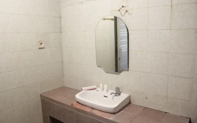 Wisata Hotel by OYO Rooms