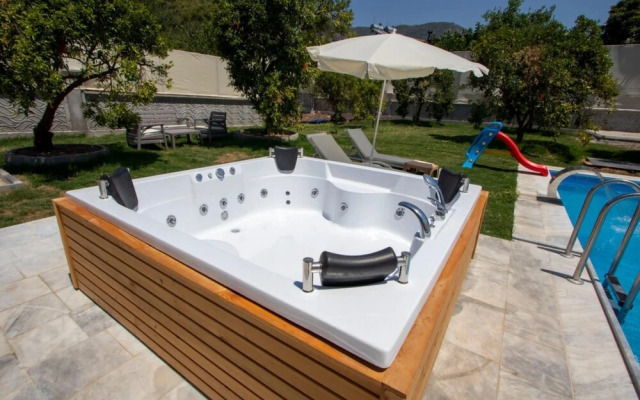 Villa With Pool Jacuzzi and Backyard in Inlice