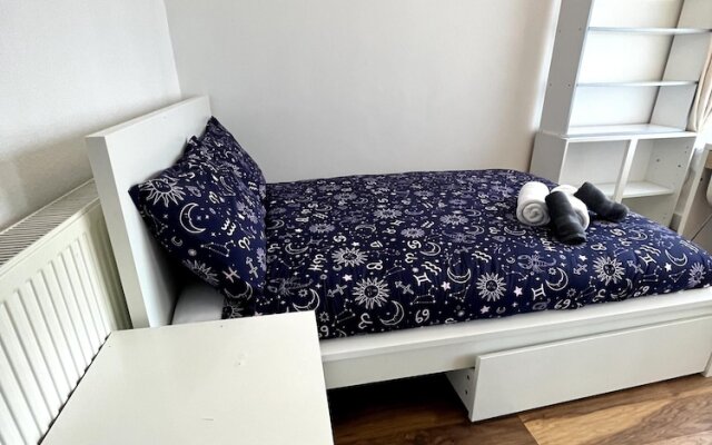 Cosy Entire 3-bed House With Garden and Fast Wifi