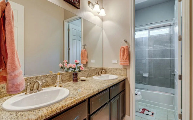 Beautiful Bakersfield Home ~ 8 Mi to Downtown!