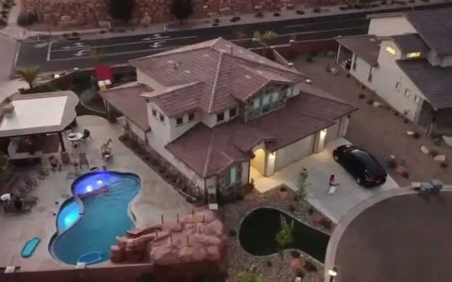 Zion Poolhouse by RedAwning